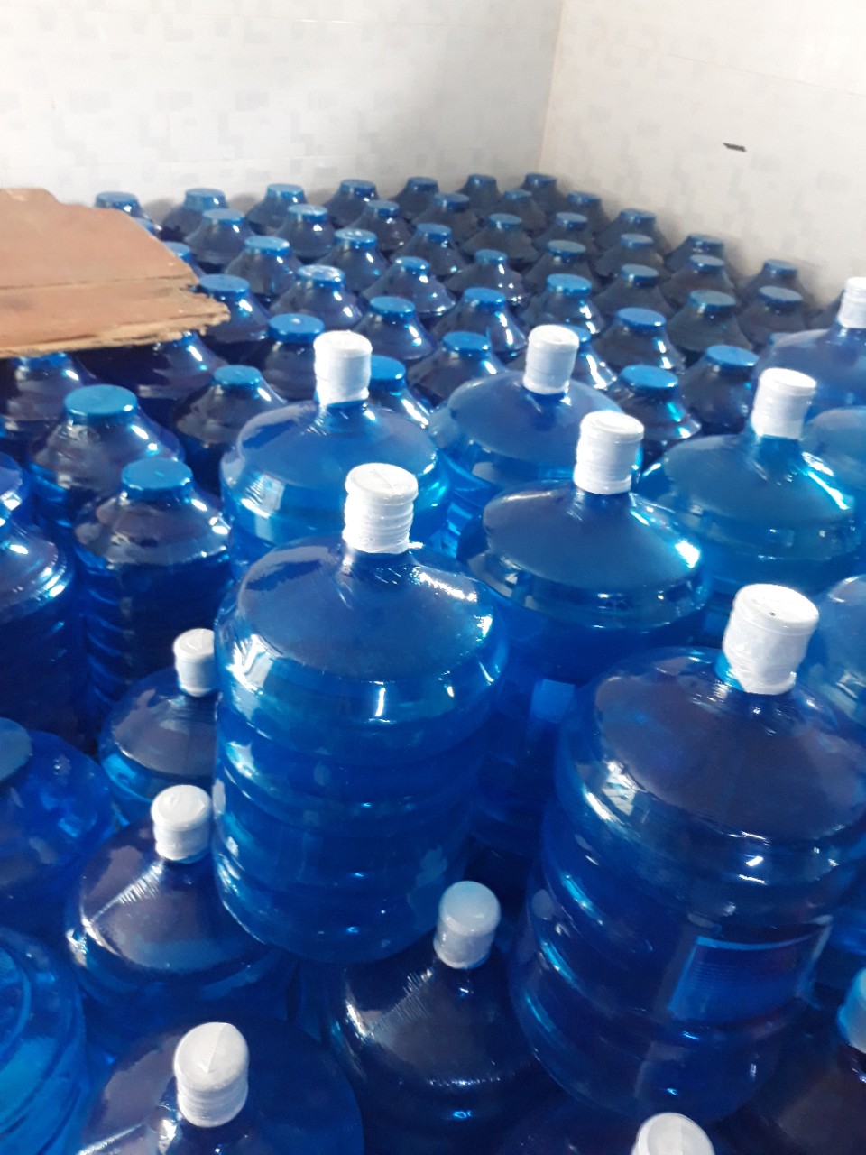 Nước uống tinh khiết đúng bình 20L - Nước Uống Tinh Khiết Hải Lê - Công Ty TNHH Sản Xuất Thương Mại Dịch Vụ Hải Lê